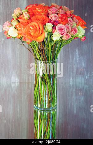 Bouquet di rosa colorato con fiori multicolore Foto Stock