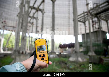 Pripyat, Ucraina. 5th Set 2019. Un contatore Geiger portatile che mostra l'entità delle radiazioni all'interno della torre di raffreddamento dell'acqua della centrale nucleare di Cernobyl. La situazione della centrale nucleare di Cernobyl rimane ad alto rischio secondo il governo ucraino da quando la forza russa ha catturato l'area. La forza russa interrompe ripetutamente l'approvvigionamento energetico della centrale nucleare che è stata utilizzata per raffreddare il nucleo della centrale nucleare numero 4 distrutta. Tuttavia, l'Agenzia internazionale per l'energia atomica (AIEA) ha assicurato al pubblico, la settimana scorsa, che non c'era bisogno di mezzi di informazione Foto Stock