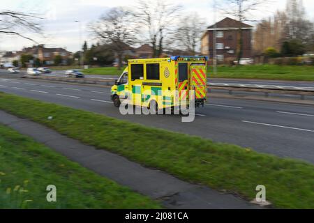 Ambulanza centrale del sud che guida a velocità lungo A33 a Southampton Hampshire su chiamata di emergenza con spazio di copia. Scatto di panning. Foto Stock