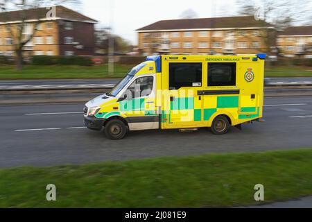 Ambulanza centrale sud su chiamata con luci lampeggianti sulla strada principale a Millbrook Southampton, panning shot con spazio copia. Foto Stock