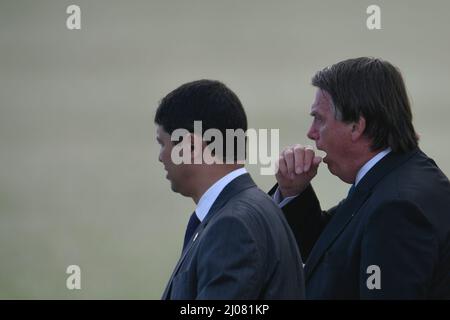 Brasilia, Brasile. 17th Mar 2022. DF - Brasilia - 03/17/2022 - BRASILIA, BANDIERINA - il Presidente della Repubblica, Jair Bolsonaro, durante la salita della bandiera a Palacio da Alvorada giovedì 17 marzo a Brasilia. Foto: Mateus Bonomi/AGIF/Sipa USA Credit: Sipa USA/Alamy Live News Foto Stock