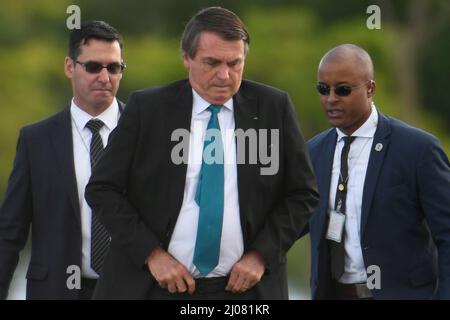 Brasilia, Brasile. 17th Mar 2022. DF - Brasilia - 03/17/2022 - BRASILIA, BANDIERINA - il Presidente della Repubblica, Jair Bolsonaro, durante la salita della bandiera a Palacio da Alvorada giovedì 17 marzo a Brasilia. Foto: Mateus Bonomi/AGIF/Sipa USA Credit: Sipa USA/Alamy Live News Foto Stock