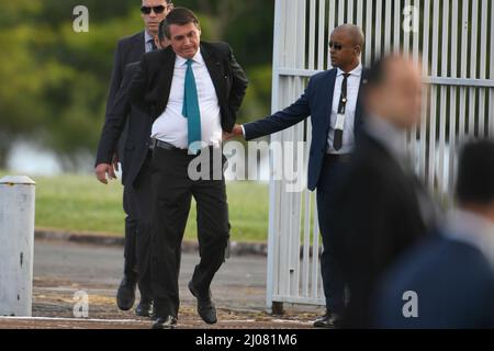 Brasilia, Brasile. 17th Mar 2022. DF - Brasilia - 03/17/2022 - BRASILIA, BANDIERINA - il Presidente della Repubblica, Jair Bolsonaro, durante la salita della bandiera a Palacio da Alvorada giovedì 17 marzo a Brasilia. Foto: Mateus Bonomi/AGIF/Sipa USA Credit: Sipa USA/Alamy Live News Foto Stock