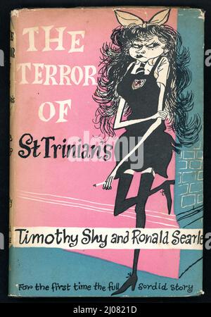 Una copia meravigliosa, ma martoriata, del giubbotto illustrato del libro 'il terrore di St Trinian's' - illustrazione di Ronald Searle, (che era anche il creatore di St. Trinian's School) scritto da Timothy Shy (pseudonimo di D. B. Wyndham Lewis),1952 Foto Stock
