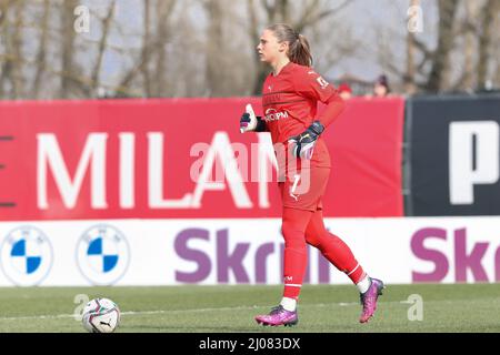 12 marzo 2022, Milano, Italia: Italia, Milano, marzo 13 2022: Laura Giuliani (portiere di Milano) tira-in nella prima metà durante la partita di calcio AC MILAN vs JUVENTUS, SF 1st LEG Coppa Italia Donne al Vismara Center (Credit Image: © Fabrizio Andrea Bertani/Pacific Press via ZUMA Press Wire) Foto Stock