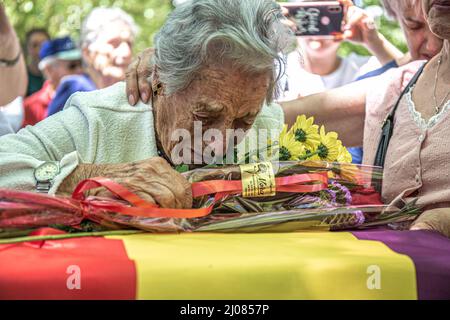 Lucía de la Torre Muñoz grida accanto ai resti di sua madre che è stata uccisa durante la guerra civile spagnola. I parenti di Catalina Muñoz Arranz (la donna con il rancore), assassinati nella guerra civile spagnola dalla banda ribelle e rinvenuti nel parco la Carcavilla nel 2011, ricevettero le sue spoglie durante il suo tributo tenuto a Palencia. (Foto di Jorge Contreras Soto / SOPA Images/Sipa USA) Foto Stock