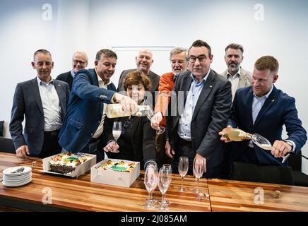 DEN HAAG - (VLNR) Rachid Guernaoui, Rita Verdonk en Partijleider Richard de MOS zijn samen met de fractie van de lokale partij Hart voor Den Haag/Groep de MOS bijeen in het stadhuis, een dag na de gemeenteraadsverkiezingen. De partij krijgt waarschijnlijk negen zetels, een meer dan vier jaar geleden. DAT komt overeen met de peilingen, maar partijleider De MOS en zijn nummer twee Rita Verdonk hadden op meer gehoopt. ANP BART MAAT Foto Stock