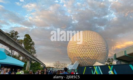 Orlando, FL USA- 8 marzo 2020: Il giro della Terra di Spaceship a EPCOT nel Walt Disney World di Orlando, Florida. Foto Stock