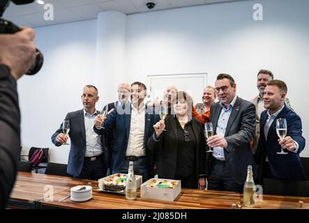 DEN HAAG - (VLNR) Rachid Guernaoui, Rita Verdonk en Partijleider Richard de MOS zijn samen met de fractie van de lokale partij Hart voor Den Haag/Groep de MOS bijeen in het stadhuis, een dag na de gemeenteraadsverkiezingen. De partij krijgt waarschijnlijk negen zetels, een meer dan vier jaar geleden. DAT komt overeen met de peilingen, maar partijleider De MOS en zijn nummer twee Rita Verdonk hadden op meer gehoopt. ANP BART MAAT Foto Stock