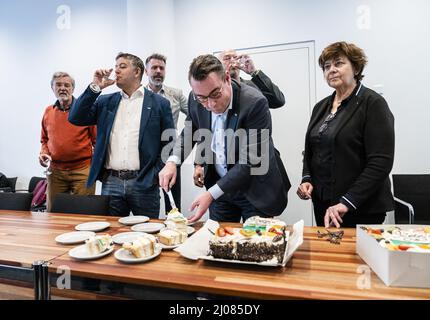 DEN HAAG - (VLNR) Rachid Guernaoui, Rita Verdonk en Partijleider Richard de MOS zijn samen met de fractie van de lokale partij Hart voor Den Haag/Groep de MOS bijeen in het stadhuis, een dag na de gemeenteraadsverkiezingen. De partij krijgt waarschijnlijk negen zetels, een meer dan vier jaar geleden. DAT komt overeen met de peilingen, maar partijleider De MOS en zijn nummer twee Rita Verdonk hadden op meer gehoopt. ANP BART MAAT Foto Stock