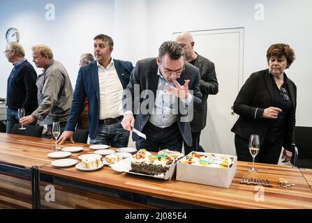 DEN HAAG - (VLNR) Rachid Guernaoui, Rita Verdonk en Partijleider Richard de MOS zijn samen met de fractie van de lokale partij Hart voor Den Haag/Groep de MOS bijeen in het stadhuis, een dag na de gemeenteraadsverkiezingen. De partij krijgt waarschijnlijk negen zetels, een meer dan vier jaar geleden. DAT komt overeen met de peilingen, maar partijleider De MOS en zijn nummer twee Rita Verdonk hadden op meer gehoopt. ANP BART MAAT Foto Stock