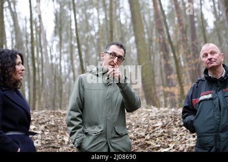 17 marzo 2022, Berlino, distretto di Grunewald, Germania: Il Ministro federale dell'alimentazione e dell'agricoltura, CEM Ã-zdemir, aprirà l'inizio della terza indagine sul suolo nelle foreste (BZE), insieme al senatore di Berlino per l'ambiente, la mobilità, i consumatori e la protezione del clima, Bettina Jarasch, con una cerimonia simbolica. (Credit Image: © Simone Kuhlmey/Pacific Press via ZUMA Press Wire) Foto Stock