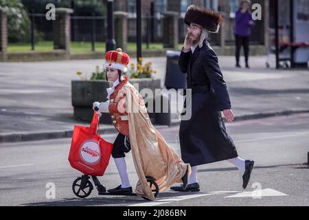 Londra, Regno Unito. 17th marzo 2022. Gli ebrei Haredi britannici nel nord di Londra si riuniscono in un abito elegante per celebrare l'annuale festa religiosa di Purim. Credit: Guy Corbishley/Alamy Live News Foto Stock