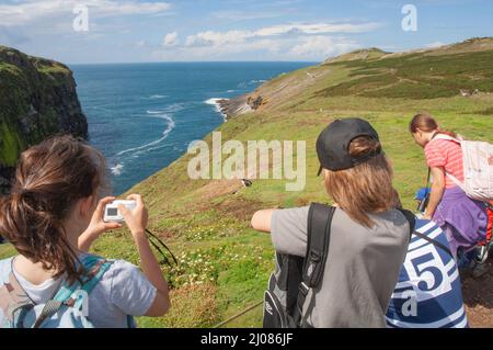 I bambini fotografano i pulcinelle al Wick sull'isola di Skomer Foto Stock