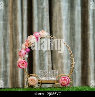 Bel cestino per anelli di fidanzamento decorato con rose rosa Foto Stock