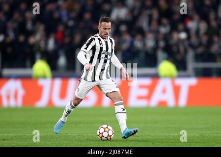 Torino, Italia. 16th Mar 2022. Arthur of Juventus FC controlla la palla durante la partita della UEFA Champions League Round di sedici fasi tra Juventus FC e Villareal CF all'Allianz Stadium il 16 marzo 2022. Credit: Marco Canoniero/Alamy Live News Foto Stock