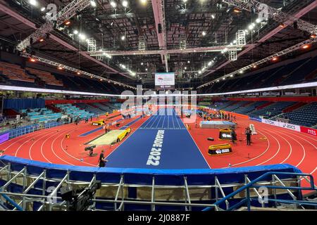 Belgrado, Serbia. 17th Mar 2022. I membri del personale si preparano per i Campionati mondiali di atletica indoor di Belgrado 2022 a Stark Arena, Belgrado, Serbia, 17 marzo 2022. Credit: Zheng Huansong/Xinhua/Alamy Live News Foto Stock