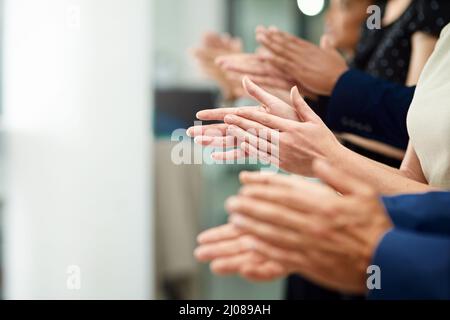 Applausi per un lavoro Bravo. Scatto ritagliato di un gruppo diverso di uomini d'affari non identificabili applauding. Foto Stock