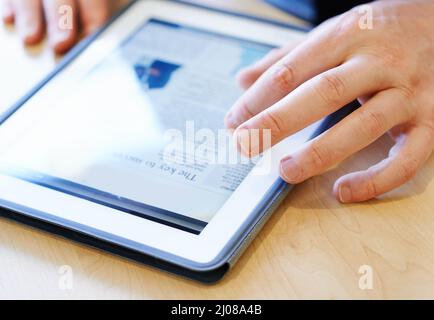 Ricerca delle chiavi per il successo. Primo piano di un uomo d'affari che lavora su un tablet digitale. Foto Stock