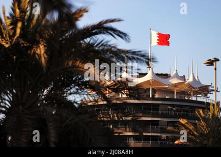 Sakhir, Bahrein. 17th Mar 2022. Atmosfera del circuito. Gran Premio del Bahrain, giovedì 17th marzo 2022. Sakhir, Bahrein. Credit: James Moy/Alamy Live News Foto Stock