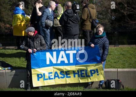 Edimburgo, Regno Unito. 17th Mar 2022. Manifestazione Ucraina al di fuori del Parlamento scozzese. Edimburgo. Scozia. PIC Credit: Pako Mera/Alamy Live News Foto Stock