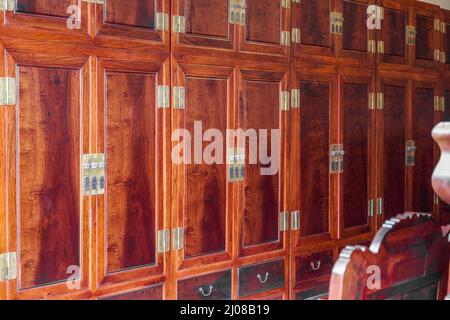 Primo piano del tradizionale mobile cinese in mogano Foto Stock