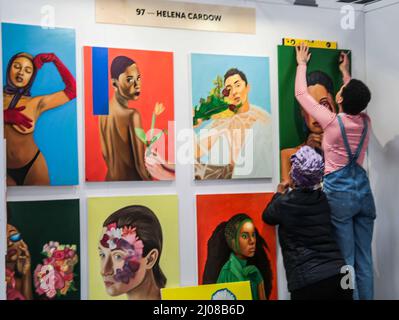 Londra UK 17 Marzo 2022 con poche ore togo prima di stasera grande apertura degli altri espositori della fiera d'arte aggiungendo gli ultimi tocchi ai loro stand. Paul Quezada-Neiman/Alamy Live News Foto Stock