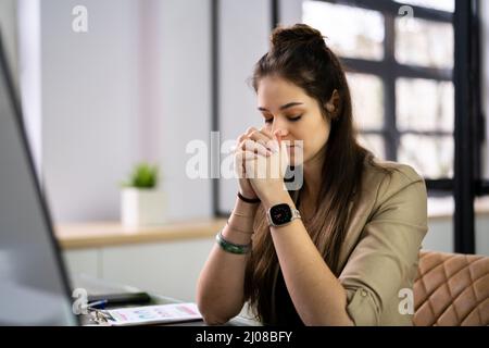 Banner donna ponderante. Pensiero di preghiera contemplativa in ufficio Foto Stock