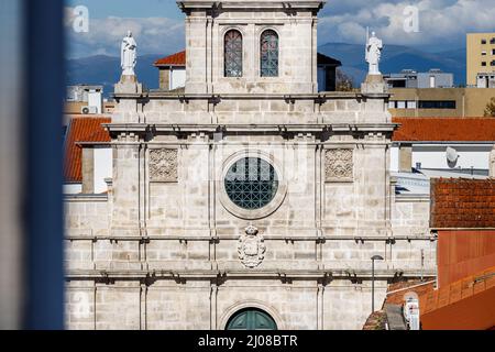 Braga, Portogallo - 21 ottobre 2021: Dettaglio architettonico della Chiesa dei Carmelitani (Igreja do Carmo) in autunno Foto Stock