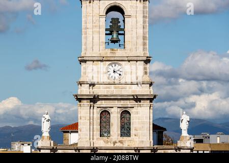 Braga, Portogallo - 21 ottobre 2021: Dettaglio architettonico della Chiesa dei Carmelitani (Igreja do Carmo) in autunno Foto Stock