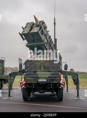 Schwesing, Germania. 17th Mar 2022. Un sistema missilistico anti-aereo Patriot pronto per il combattimento dello squadrone 1 missilistico antiaereo della Bundeswehr si trova sul campo aereo dell'aeroporto militare di Schwesing. Alcune unità dello squadrone sono già in cammino verso la Slovacchia per rafforzare il fianco orientale della NATO. Credit: Axel Heimken/dpa/Alamy Live News Foto Stock