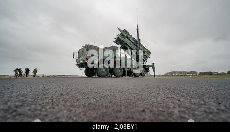 Schwesing, Germania. 17th Mar 2022. Un sistema missilistico anti-aereo Patriot pronto per il combattimento dello squadrone 1 missilistico antiaereo della Bundeswehr si trova sul campo aereo dell'aeroporto militare di Schwesing. Alcune unità dello squadrone sono già in cammino verso la Slovacchia per rafforzare il fianco orientale della NATO. Credit: Axel Heimken/dpa/Alamy Live News Foto Stock