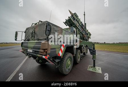 Schwesing, Germania. 17th Mar 2022. Un sistema missilistico anti-aereo Patriot pronto per il combattimento dello squadrone 1 missilistico antiaereo della Bundeswehr si trova sul campo aereo dell'aeroporto militare di Schwesing. Alcune unità dello squadrone sono già in cammino verso la Slovacchia per rafforzare il fianco orientale della NATO. Credit: Axel Heimken/dpa/Alamy Live News Foto Stock