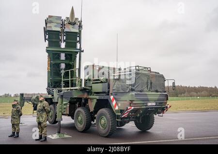 Schwesing, Germania. 17th Mar 2022. Un sistema missilistico anti-aereo Patriot pronto per il combattimento dello squadrone 1 missilistico antiaereo della Bundeswehr si trova sul campo aereo dell'aeroporto militare di Schwesing. Alcune unità dello squadrone sono già in cammino verso la Slovacchia per rafforzare il fianco orientale della NATO. Credit: Axel Heimken/dpa/Alamy Live News Foto Stock