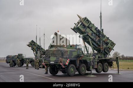 Schwesing, Germania. 17th Mar 2022. I sistemi missilistici antiaerei 'Patriot' pronti per il combattimento dello squadrone missilistico antiaereo 1 della Bundeswehr si trovano sul campo aereo dell'aeroporto militare di Schwesing. Alcune unità dello squadrone sono già in cammino verso la Slovacchia per rafforzare il fianco orientale della NATO. Credit: Axel Heimken/dpa/Alamy Live News Foto Stock