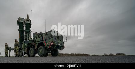 Schwesing, Germania. 17th Mar 2022. Un sistema missilistico anti-aereo Patriot pronto per il combattimento dello squadrone 1 missilistico antiaereo della Bundeswehr si trova sul campo aereo dell'aeroporto militare di Schwesing. Alcune unità dello squadrone sono già in cammino verso la Slovacchia per rafforzare il fianco orientale della NATO. Credit: Axel Heimken/dpa/Alamy Live News Foto Stock