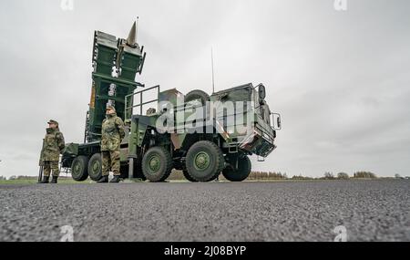 Schwesing, Germania. 17th Mar 2022. Un sistema missilistico anti-aereo Patriot pronto per il combattimento dello squadrone 1 missilistico antiaereo della Bundeswehr si trova sul campo aereo dell'aeroporto militare di Schwesing. Alcune unità dello squadrone sono già in cammino verso la Slovacchia per rafforzare il fianco orientale della NATO. Credit: Axel Heimken/dpa/Alamy Live News Foto Stock