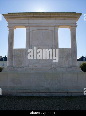 Saumur, Francia - 26 febbraio 2022: American M10 Tank Destroyer si trova di fronte alla Scuola di Cavalleria di Saumur nel Centro-Val de Loire. Dom Foto Stock