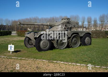 Saumur, Francia - 26 febbraio 2022: American M10 Tank Destroyer si trova di fronte alla Scuola di Cavalleria di Saumur nel Centro-Val de Loire. Dom Foto Stock