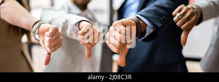 Le persone che mostrano commenti negativi sui Thumbs Down Foto Stock