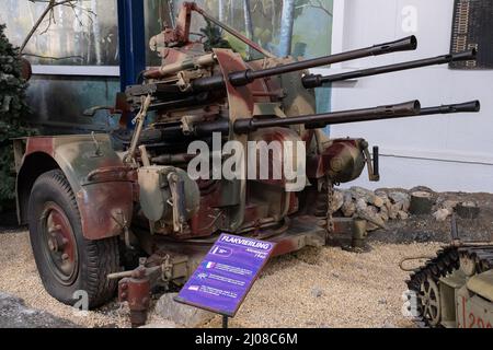 Saumur, Francia - 26 febbraio 2022: Flakvierling tedesco (anti pistola aerea). Museo del carro armato a Saumur (Musee des Blindes). Mostra della seconda guerra mondiale. Foto Stock