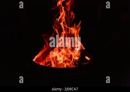 fiamma intensa con sfondo nero Foto Stock