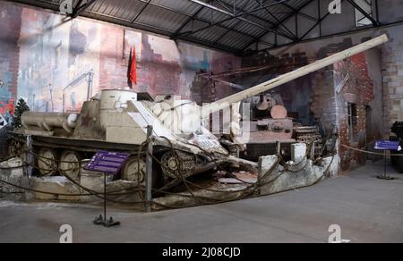 Saumur, Francia - 26 febbraio 2022: Sovietico su 100 (cacciatorpediniere di carri armati). Museo del carro armato a Saumur (Musee des Blindes). Mostra della seconda guerra mondiale. Selettivo Foto Stock