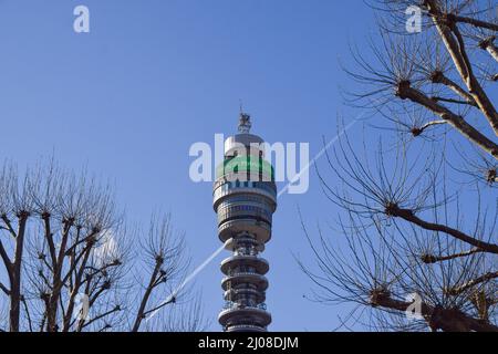 Londra, Regno Unito. 17th marzo 2022. Messaggio "Happy St Patrick's Day" visualizzato sulla torre BT. Credit: Vuk Valcic/Alamy Live News Foto Stock