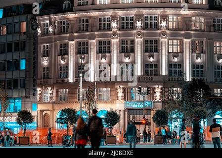 Belgrado, Serbia - 12 marzo 2019: Vista di Piazza della Repubblica affollata e Centar No. 1 Hotel di notte Foto Stock