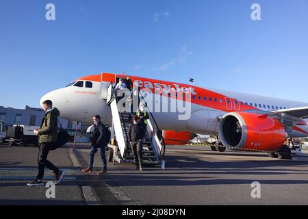 Easy Jet Airbus 320 all'aeroporto di Belfast Foto Stock