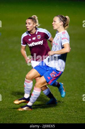 DAGENHAM, INGHILTERRA - MARZO 16: Aurora Mikalsen di Manchester United Women e Adriana Leon di West Ham United WFC durante Barclays fa Women's Super le Foto Stock