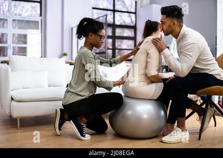 Doula cura del terapista e trattamento per la coppia incinta Foto Stock