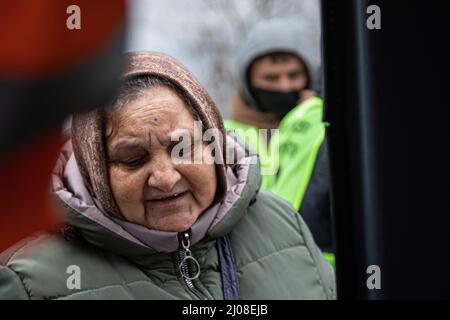 Palanca, Ucraina. 14th Mar 2022. Centinaia di ucraini fuggirono dalle loro case e attraversano il confine con la Moldavia il 14 marzo 2022 nella città di Palanca. Quasi tre milioni di persone sono fuggiti dall'Ucraina nei paesi vicini da quando la Russia ha lanciato un'invasione su larga scala del paese il 24 febbraio. (Foto di Michael Nigro/Pacific Press/Sipa USA) Credit: Sipa USA/Alamy Live News Foto Stock