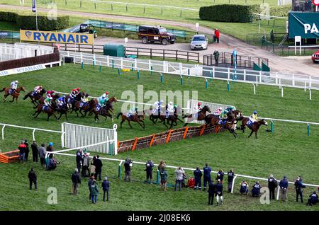 I corridori e i cavalieri in azione mentre competono nell'ostacolo finale di handicap della rete di Pertemps durante il giorno tre del festival di Cheltenham all'ippodromo di Cheltenham. Data foto: Giovedì 17 marzo 2022. Foto Stock